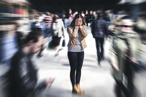 Ängste - Frau in Menschenmenge