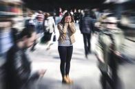 Ängste - Frau in Menschenmenge